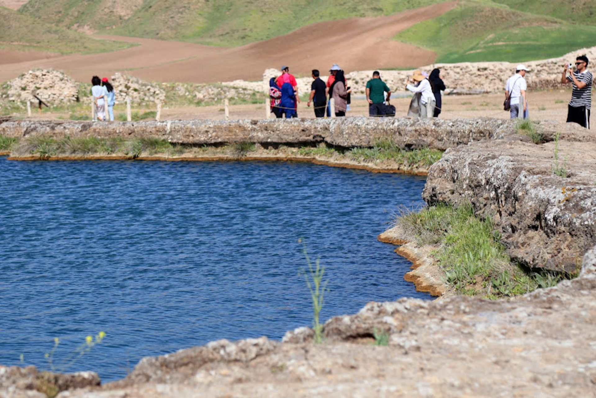 بازدید گردشگران از دریاچه تخت سلیمان