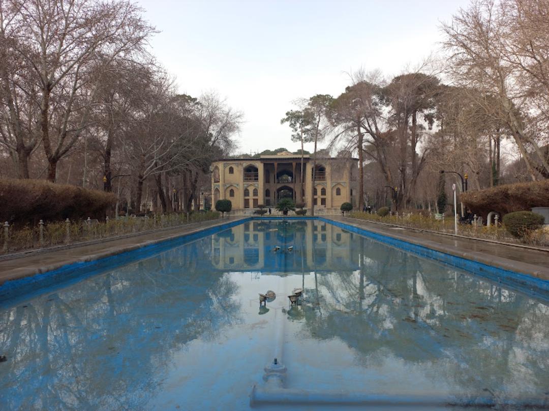 عمارت هشت بهشت و حوض آب در فصل پاییز