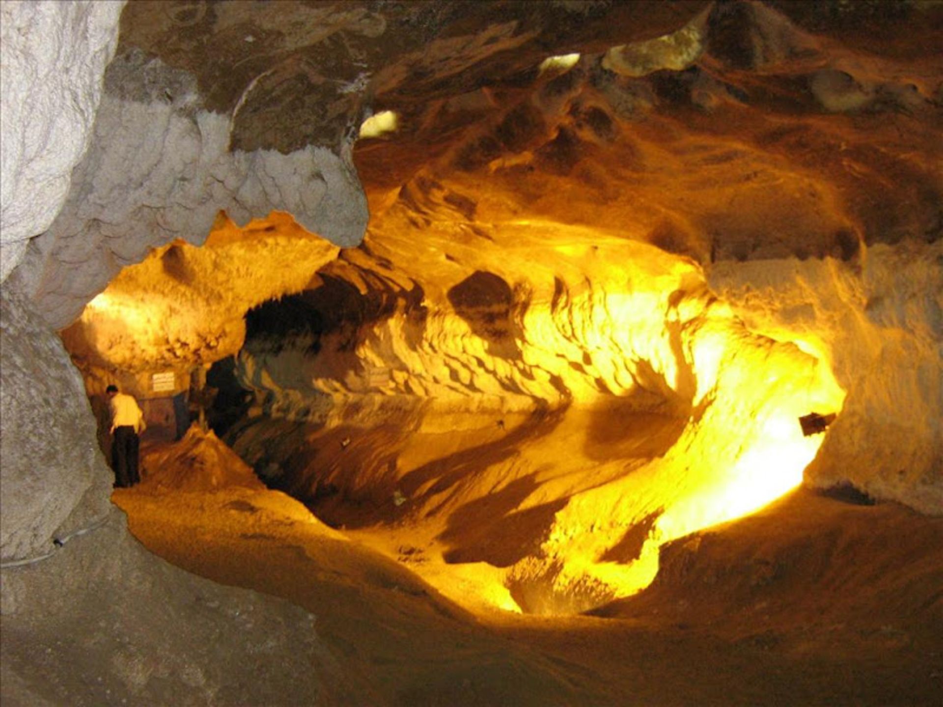 دالان ورودی غار کتله خور با نورپردازی ویژه