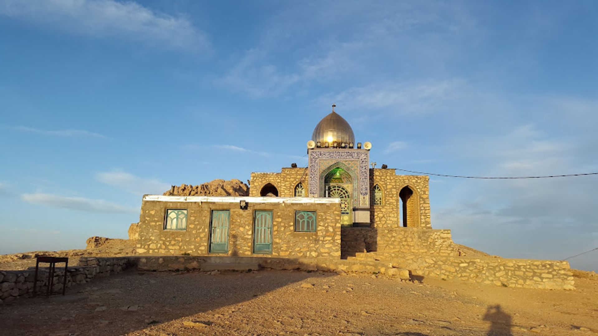 بنای امامزاده حمزه عرب بر فراز کوه