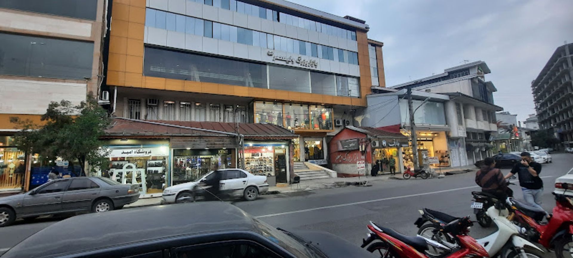 درب ورودی مرکز خرید ولیعصر آستارا