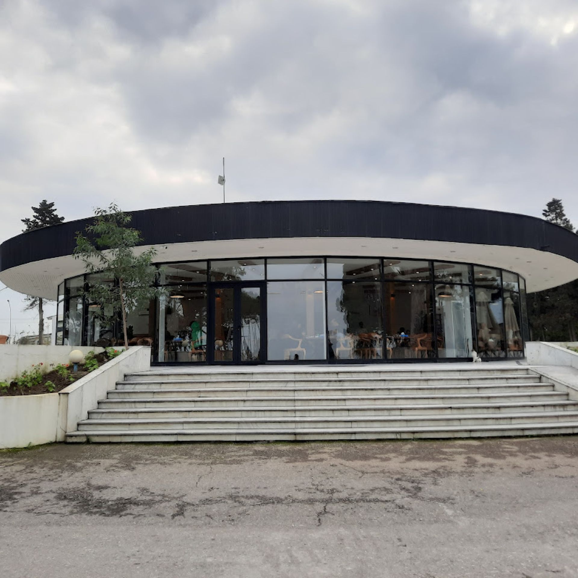 نمای بیرونی رستوران ساحلی بابلسر