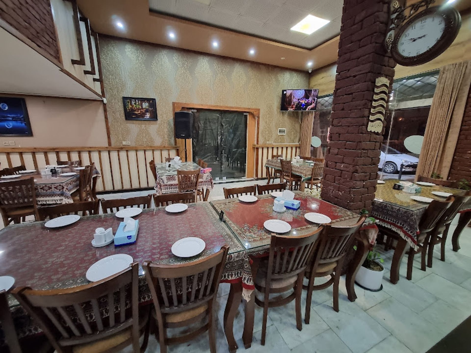 فضای سنتی رستوران دارچین در شاهرود