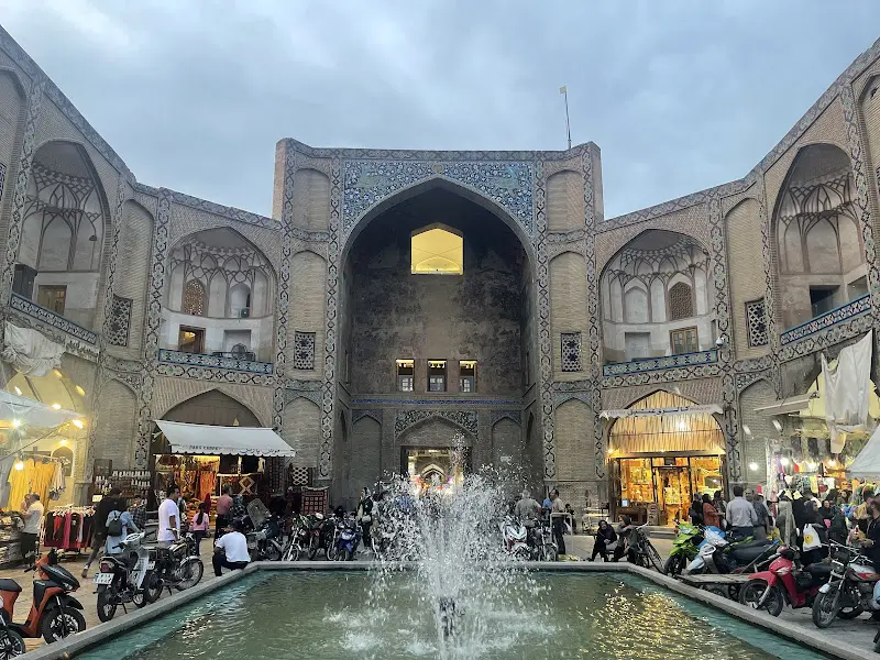 حوض و حیاط سر درب ورودی بازار قیصریه اصفهان