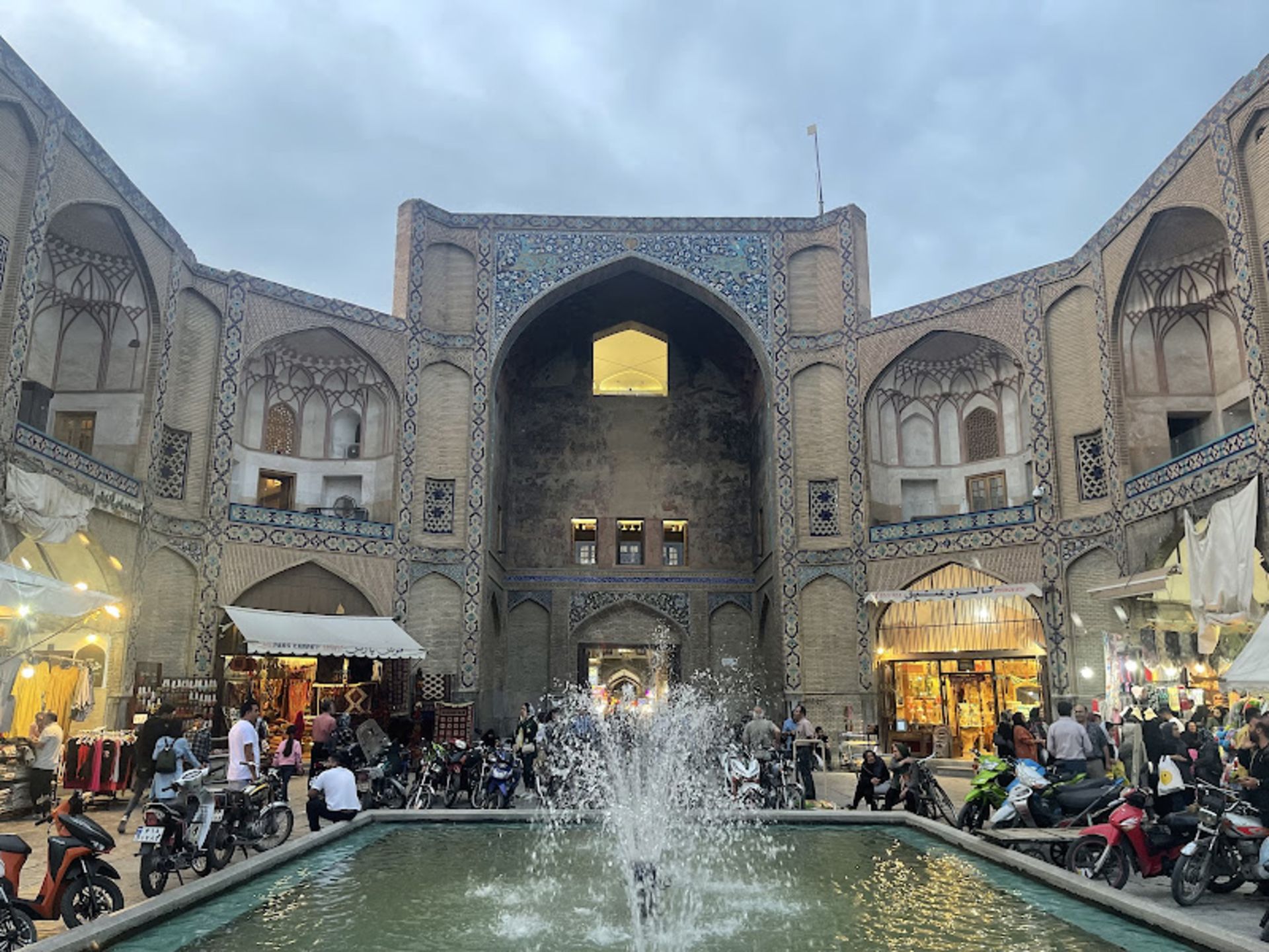 حوض و حیاط سر درب ورودی بازار قیصریه اصفهان