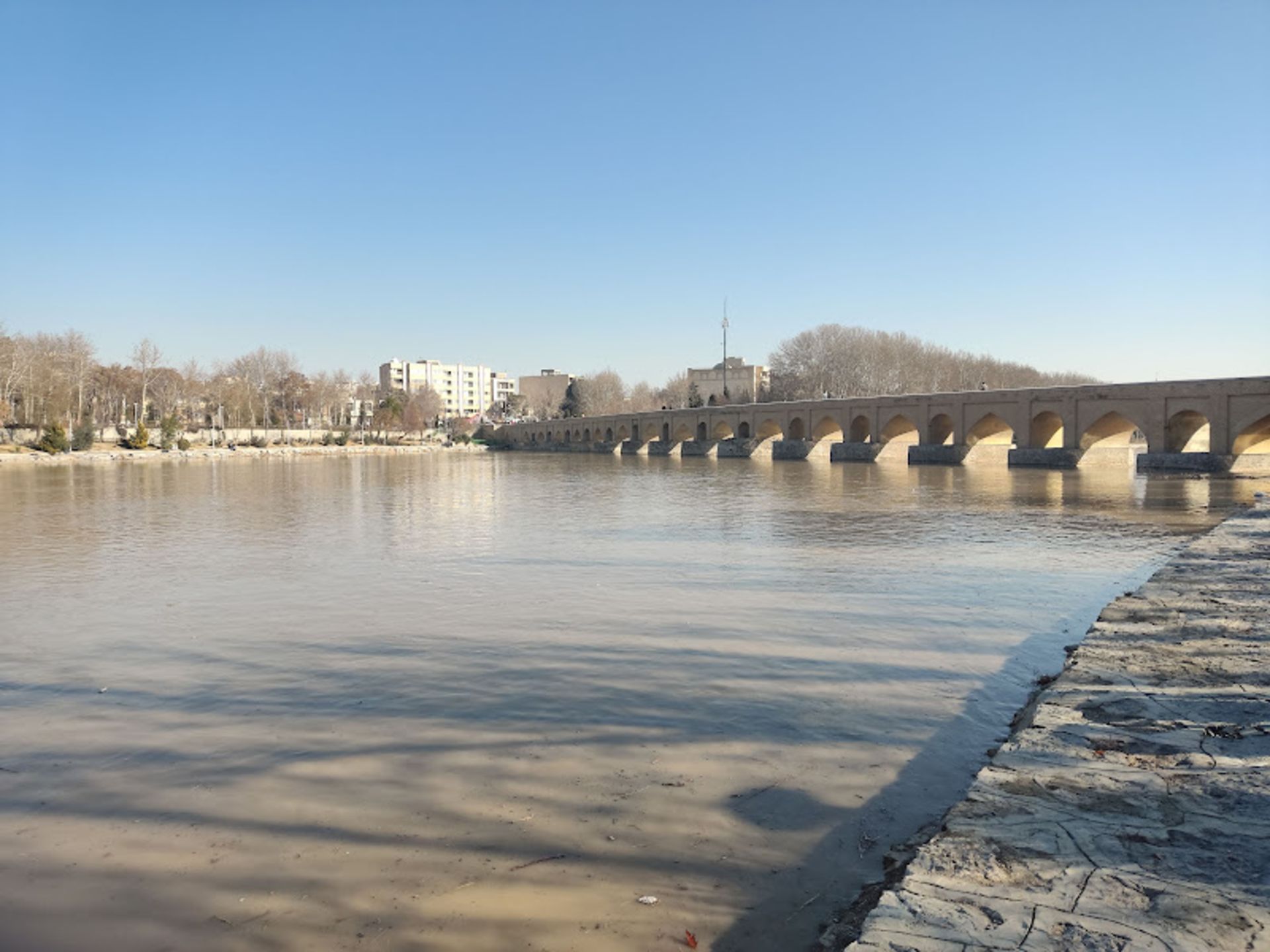 نمای دور پل مارنان در یک روز آفتابی