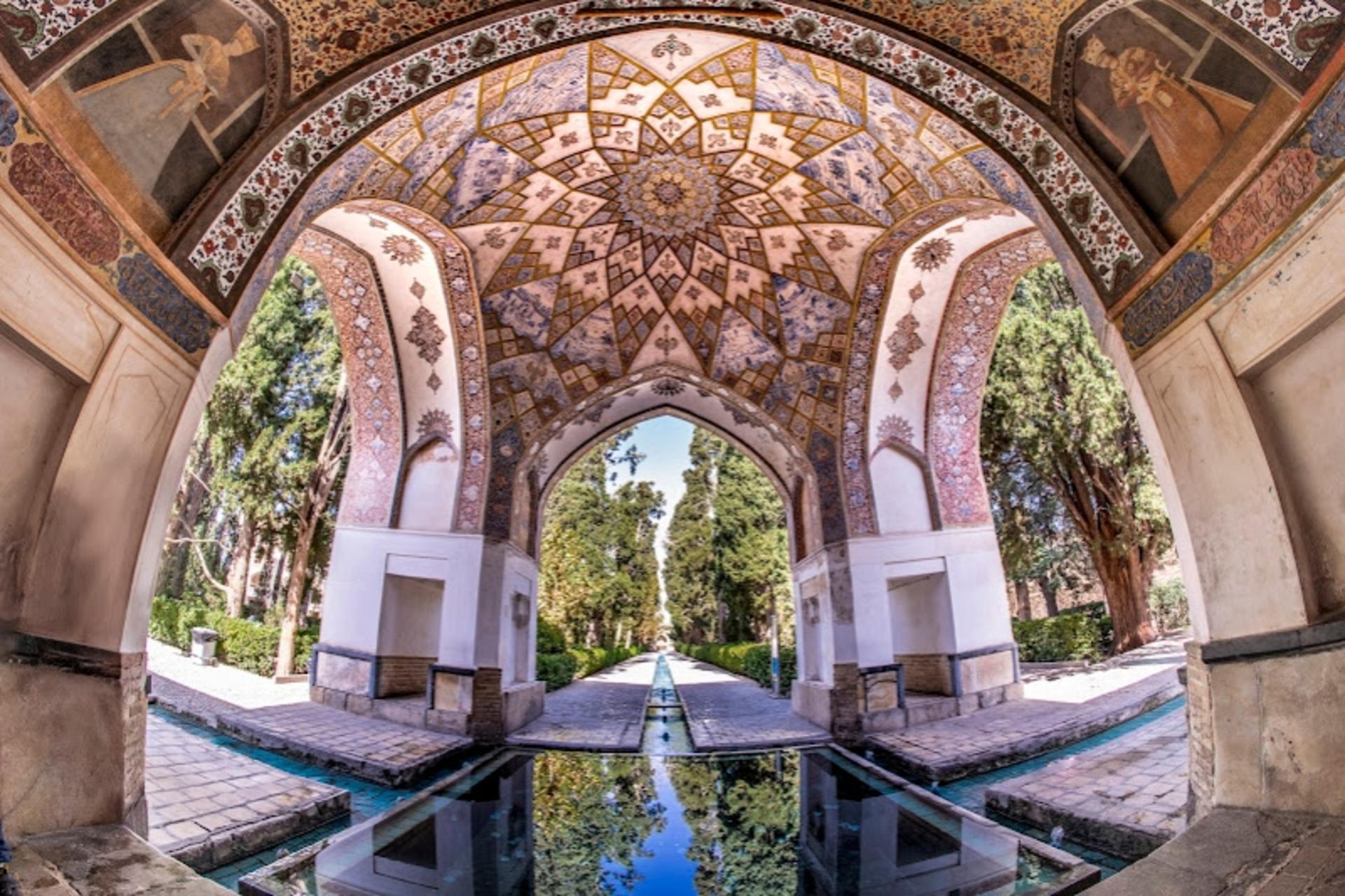 معماری و حوض باغ فین کاشان
