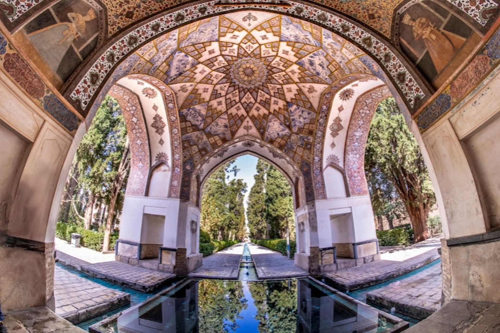 معماری و حوض باغ فین کاشان