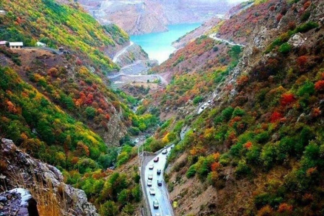 نمای دور جاده چالوس در فصل پاییز