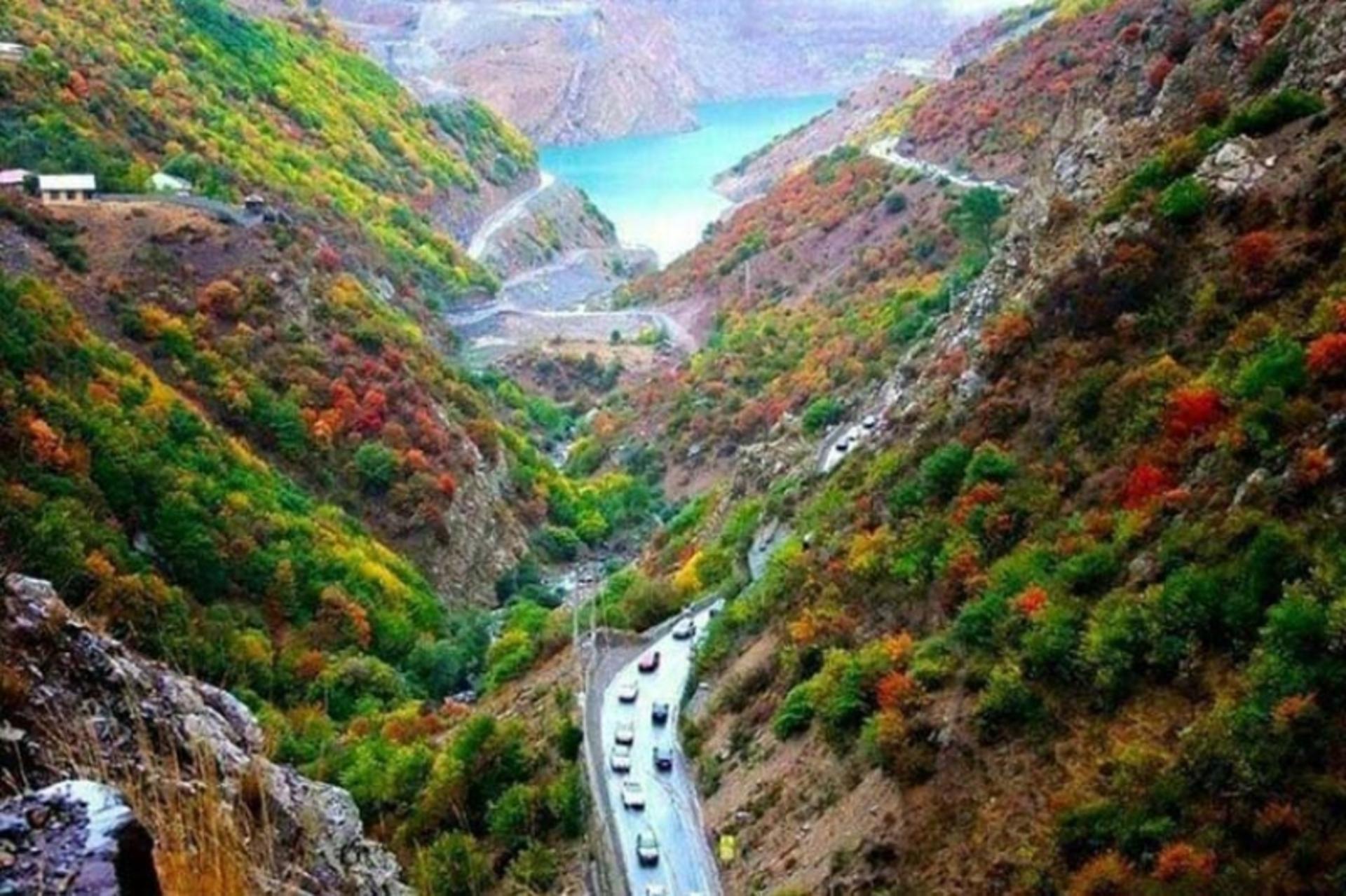نمای دور جاده چالوس در فصل پاییز