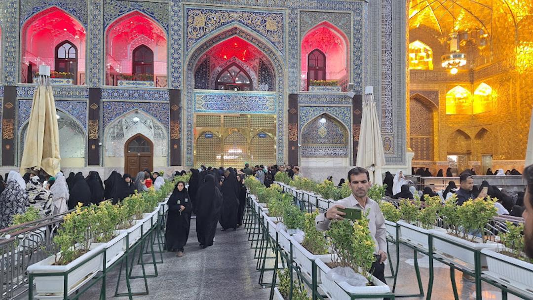 صف زائران برای ورود به حرم رضا (ع)