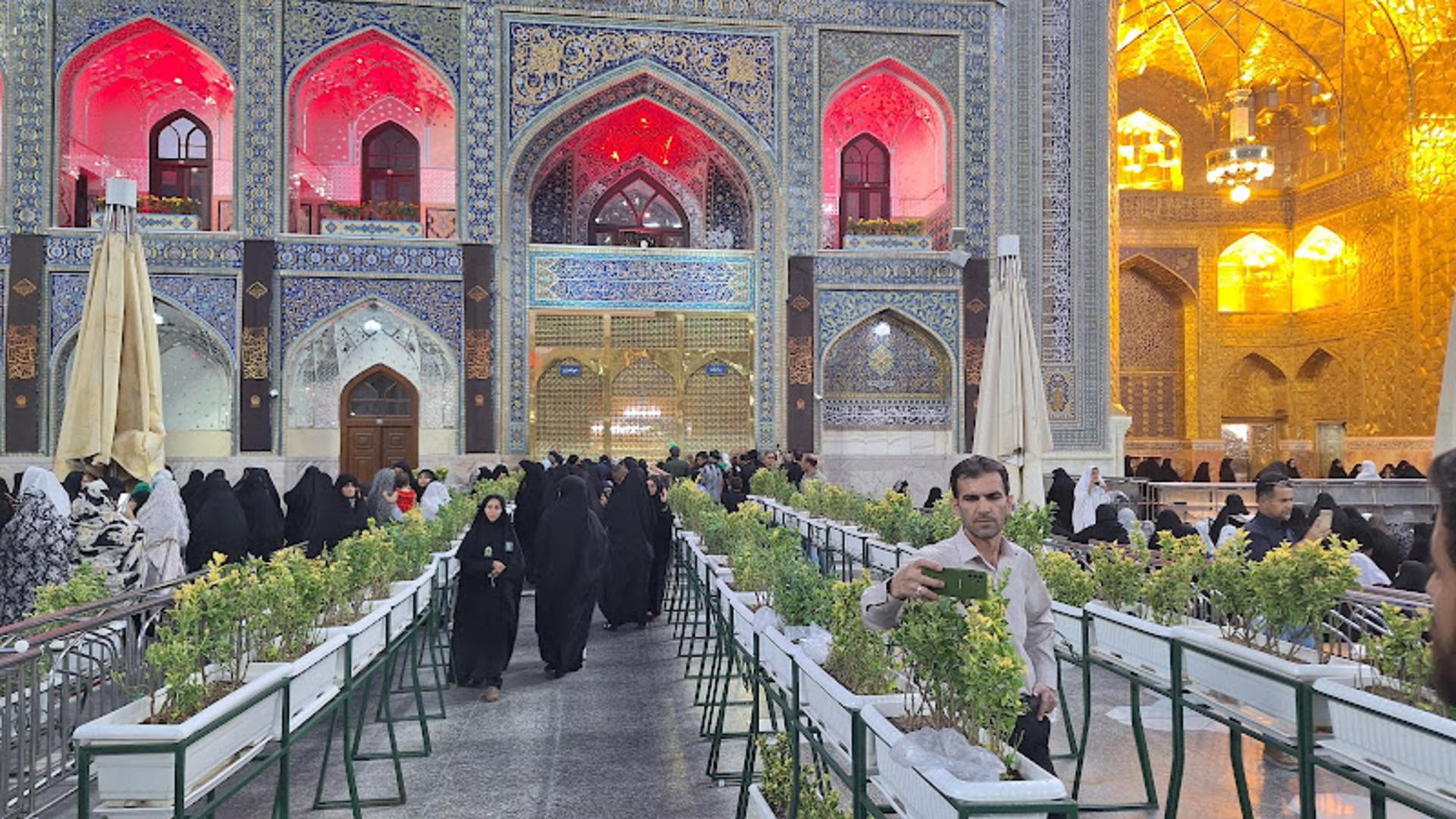 صف زائران برای ورود به حرم رضا (ع)