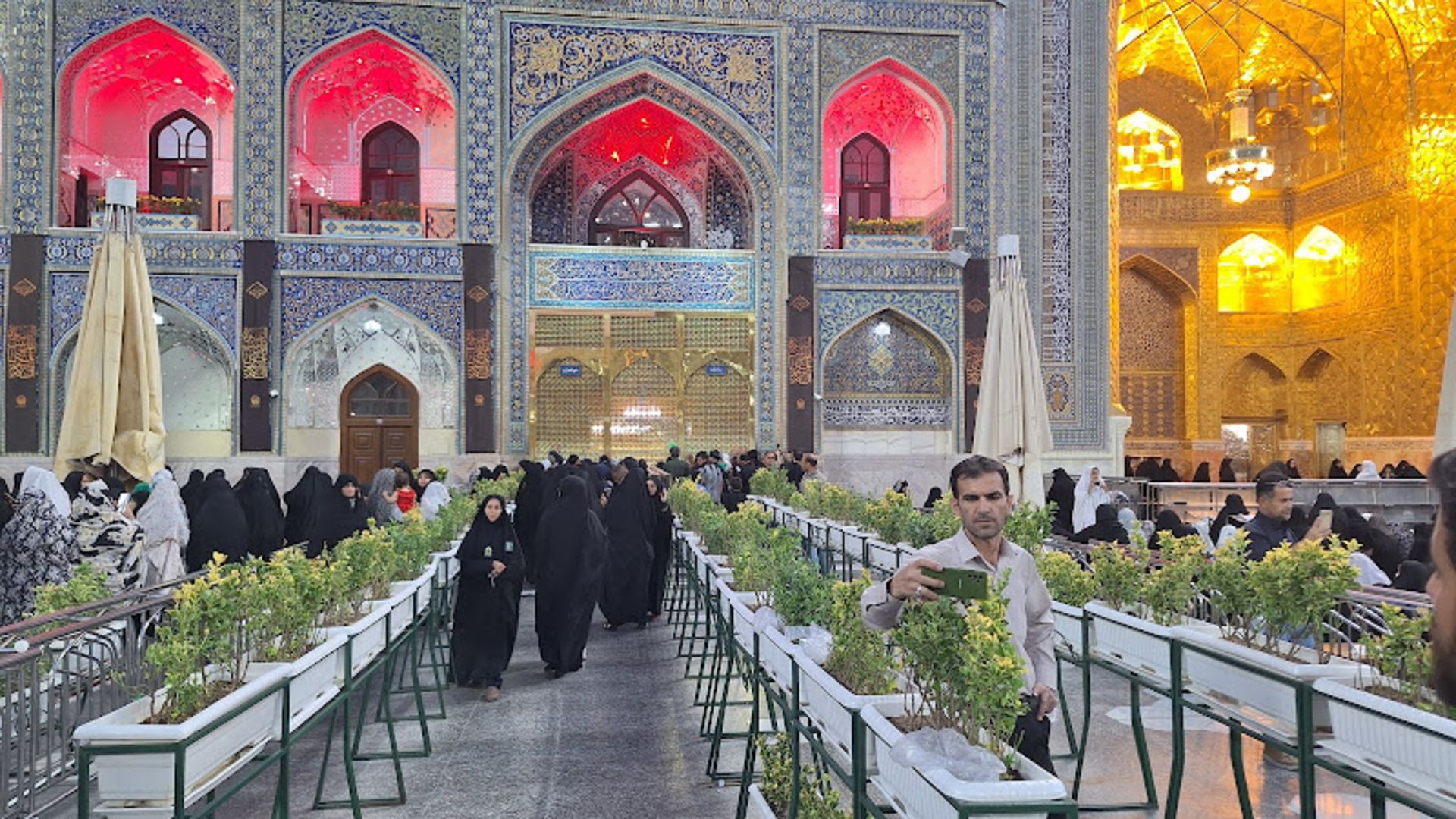 صف زائران برای ورود به حرم رضا (ع)