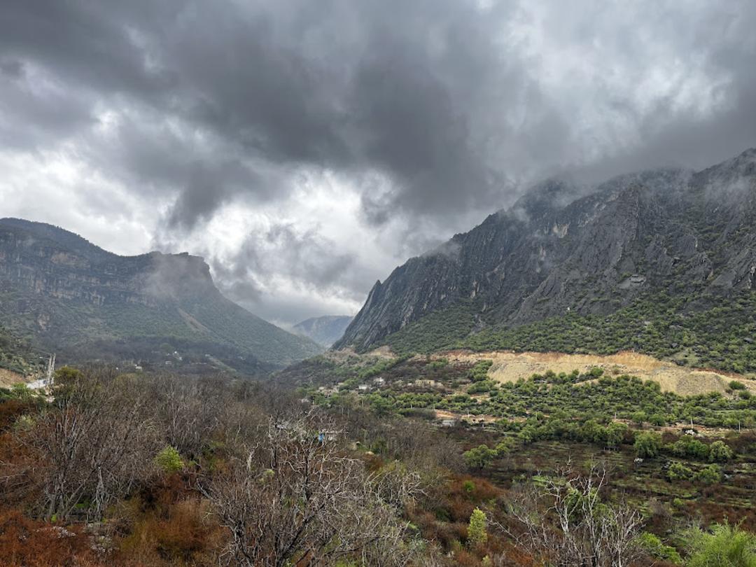 آسمان ابری و طبیعت پاییزی تنگه بوان