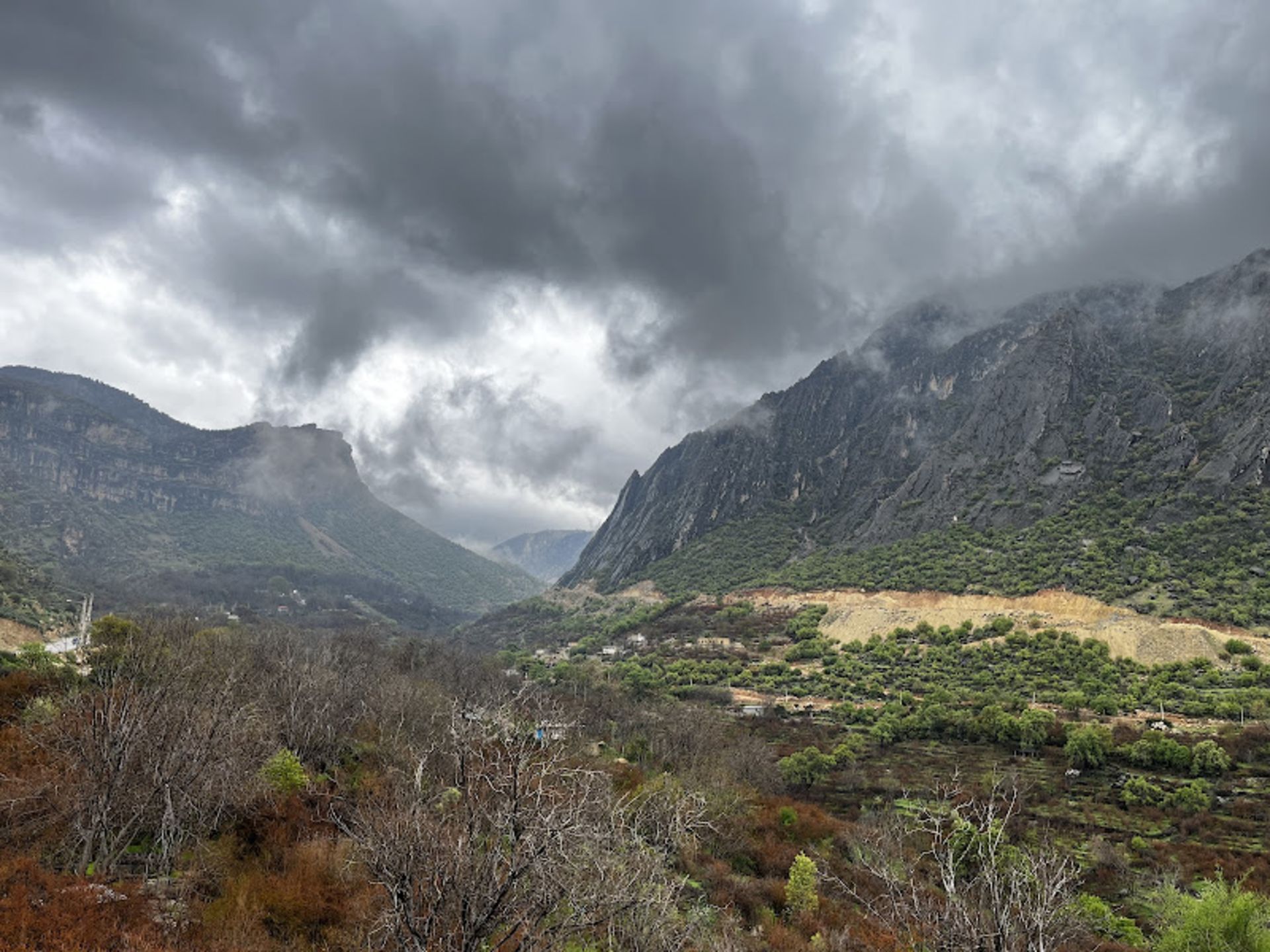 آسمان ابری و طبیعت پاییزی تنگه بوان