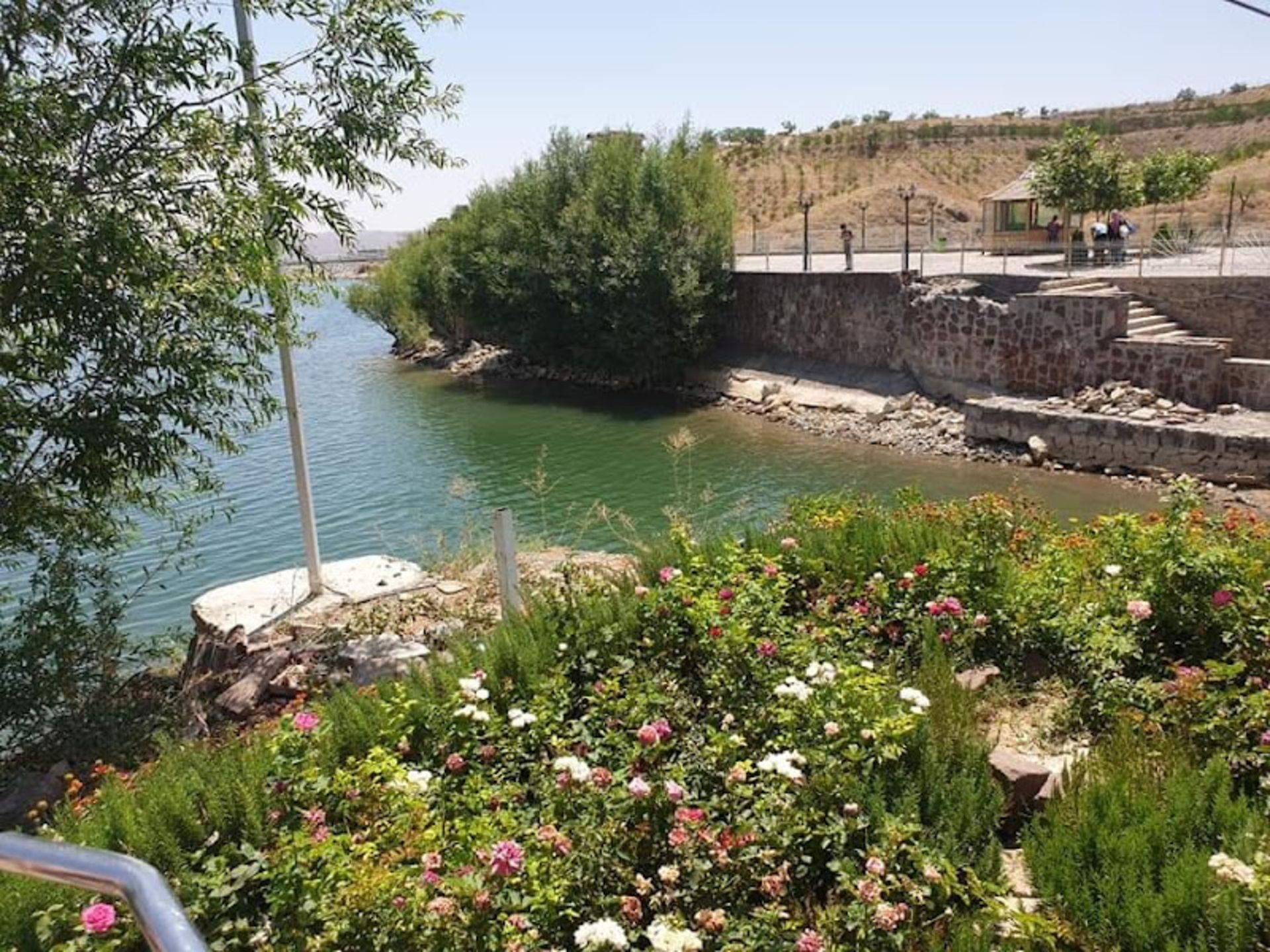 طبیعت زیبای طرقبه در یک روز آفتابی