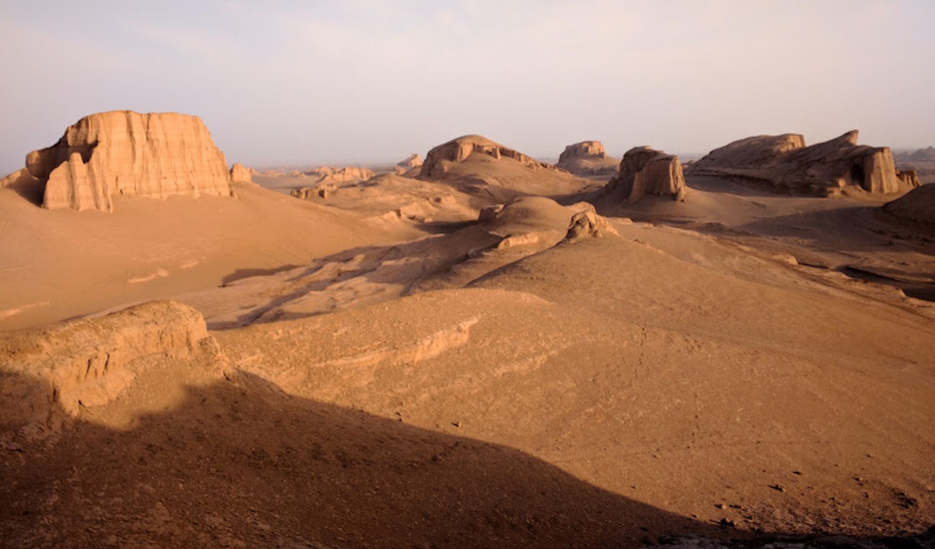 کلوت های کویر شهداد در زیر نور آفتاب