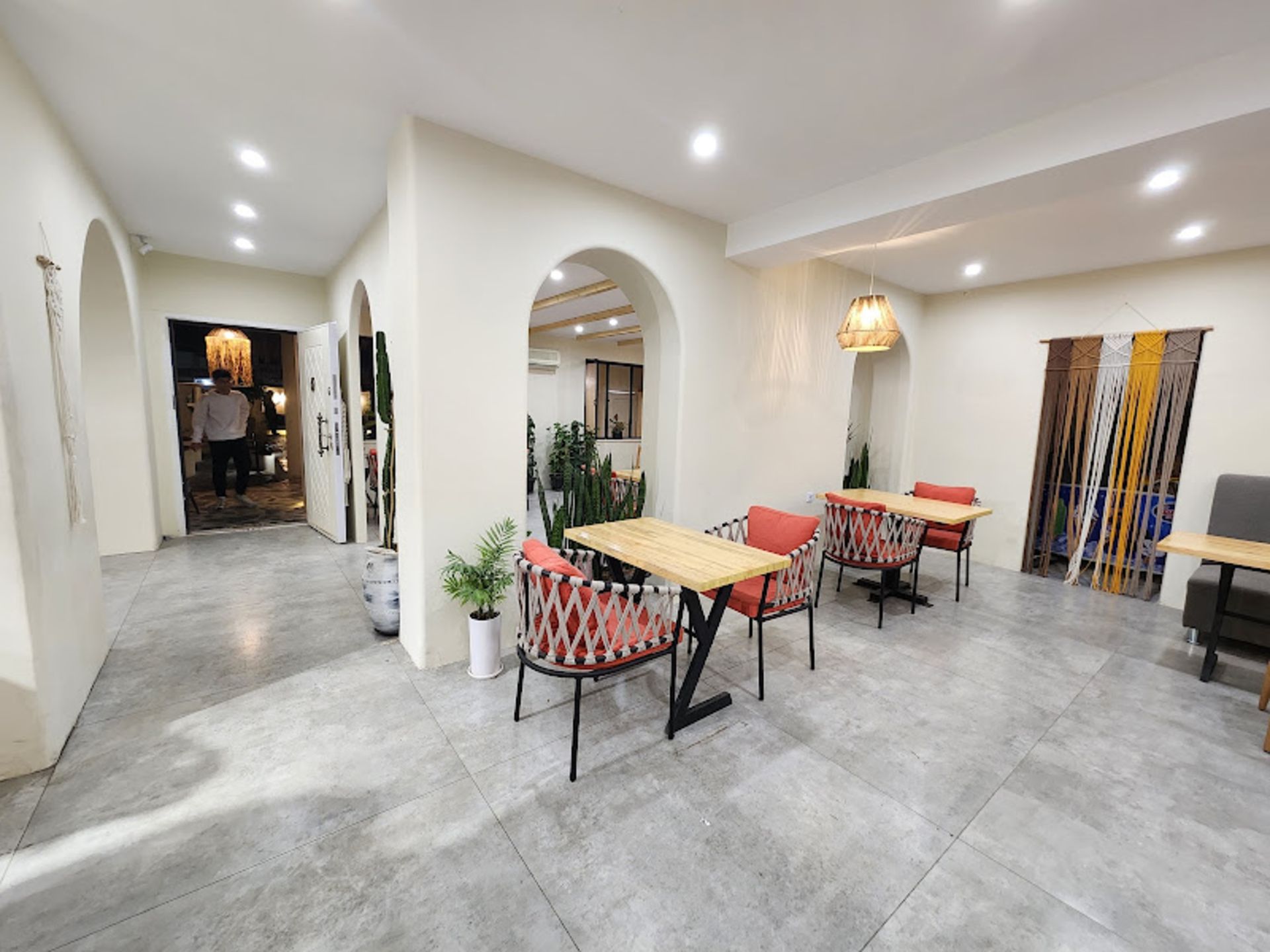 دکوراسیون ساده و مدرن کافه مگ در اهواز