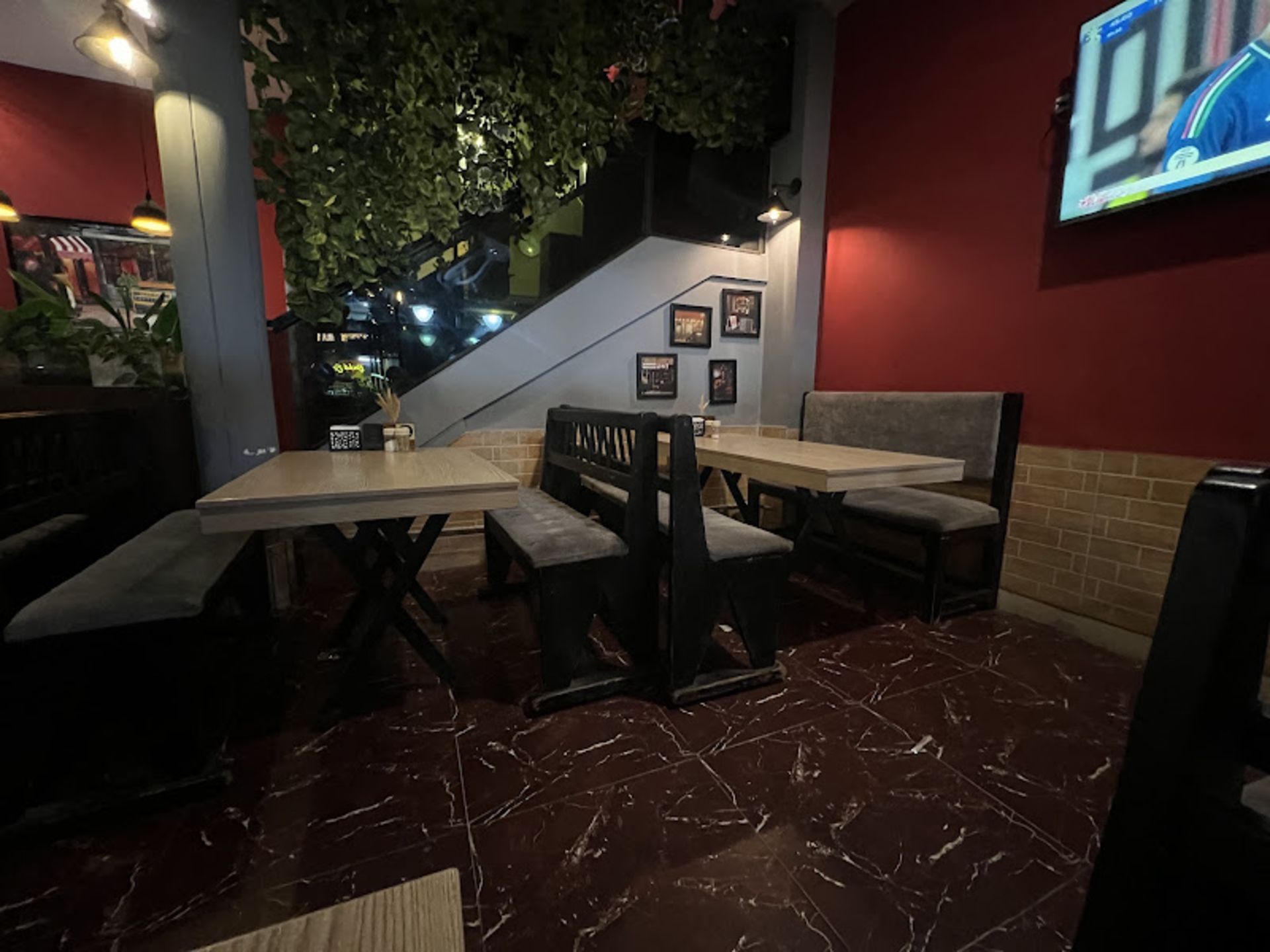 فضای دنج و رمانتیک پیتزا شوپه