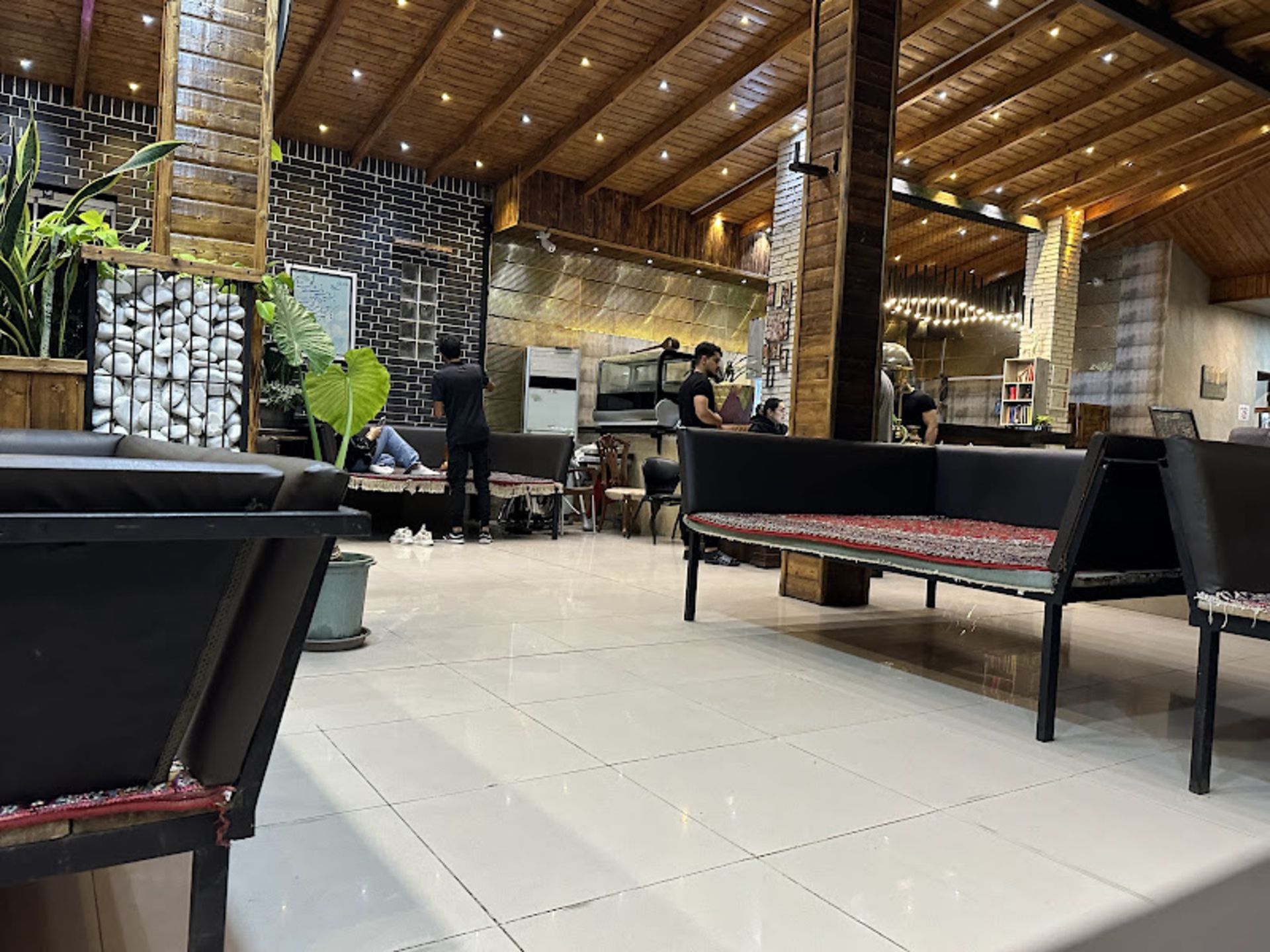 مبلمان و تخت سنتی در کافه رستوران بام ایران