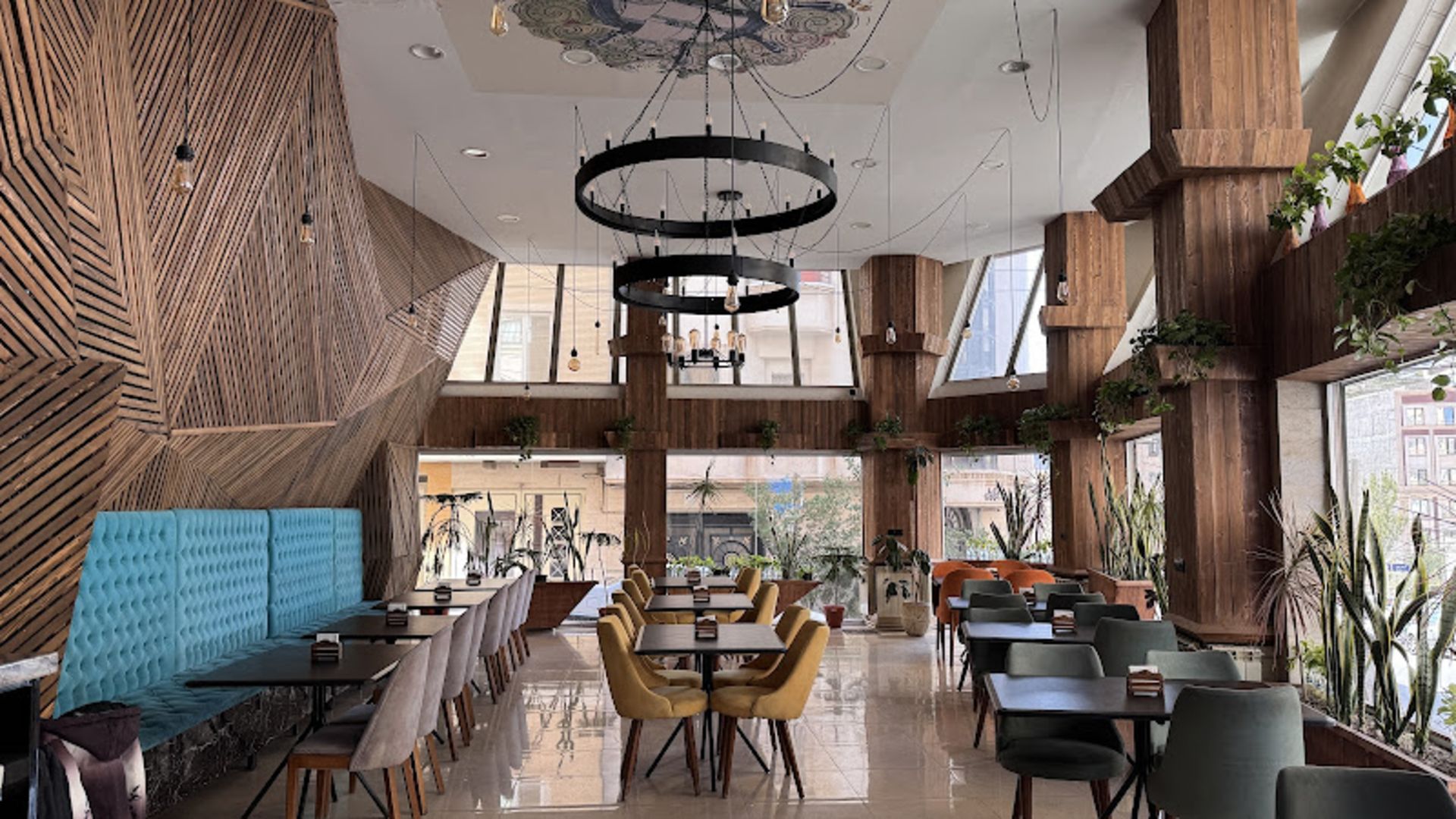 دکوراسیون چوبی کافه رستوران ایتالیایی لانژ