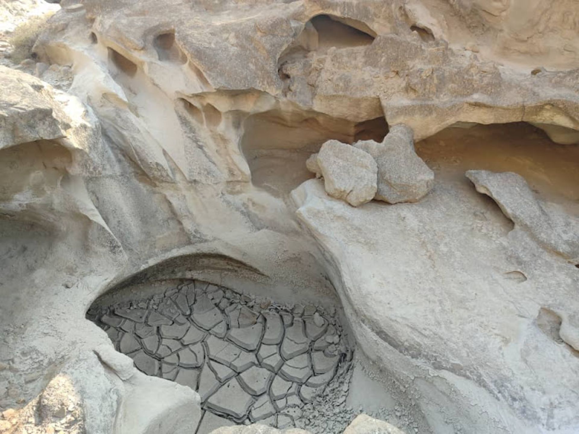 حفره های عجیب در تنگ چاکاویر 