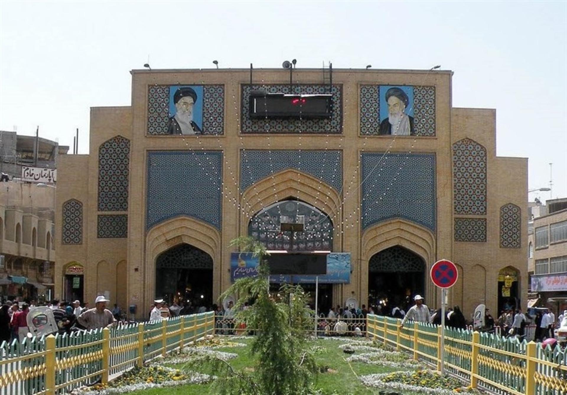 درب ورودی بازار رضا با کاشی کاری های زیبا