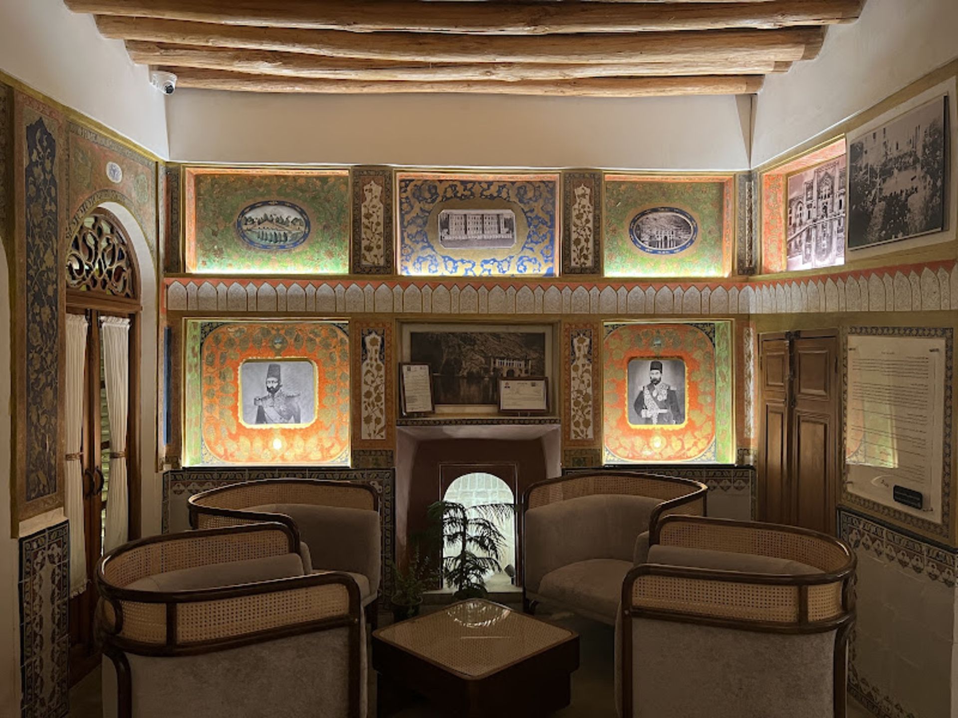 تصاویر شخصیت های معروف بر دیوار هتل بوتیک صارم‌الدوله ونوشک کرمانشاه