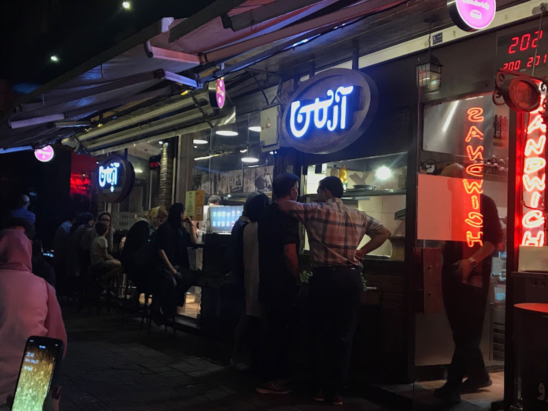 شلوغی جمعیت در جلوی ساندویچ آرمن