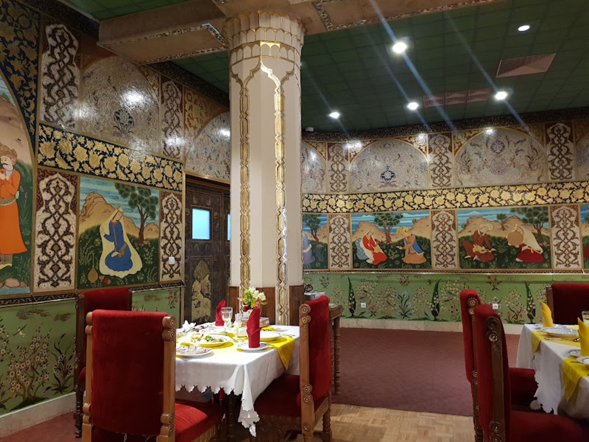 دیوارهای نقاشی شده در رستوران های هتل عباسی