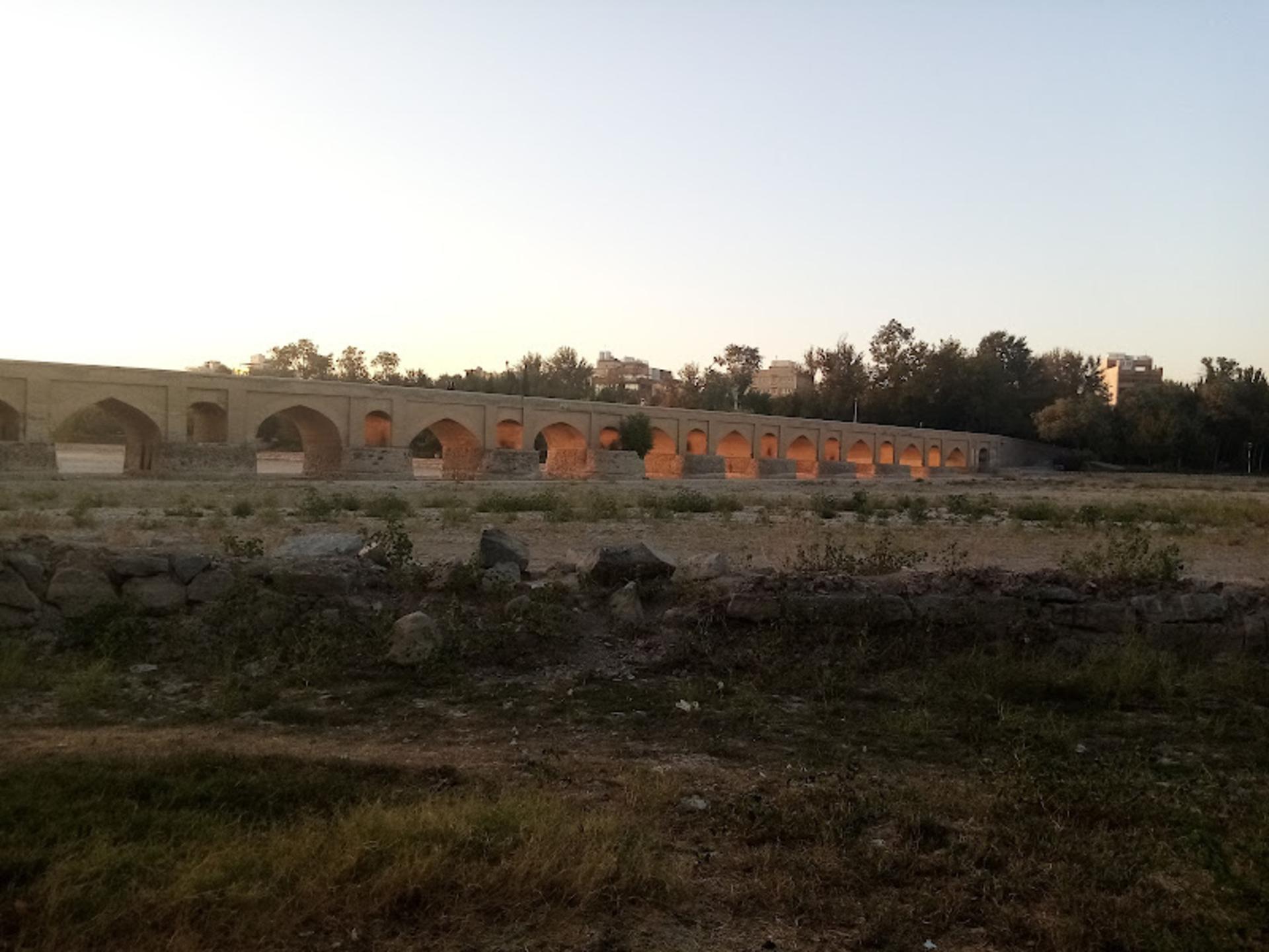 پل مارنان بر بستر خشک زاینده رود
