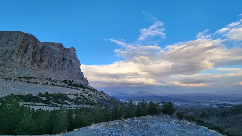 کوه صفه اصفهان با آسمانی آبی 