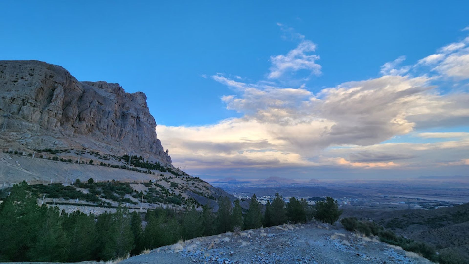 کوه صفه اصفهان با آسمانی آبی 