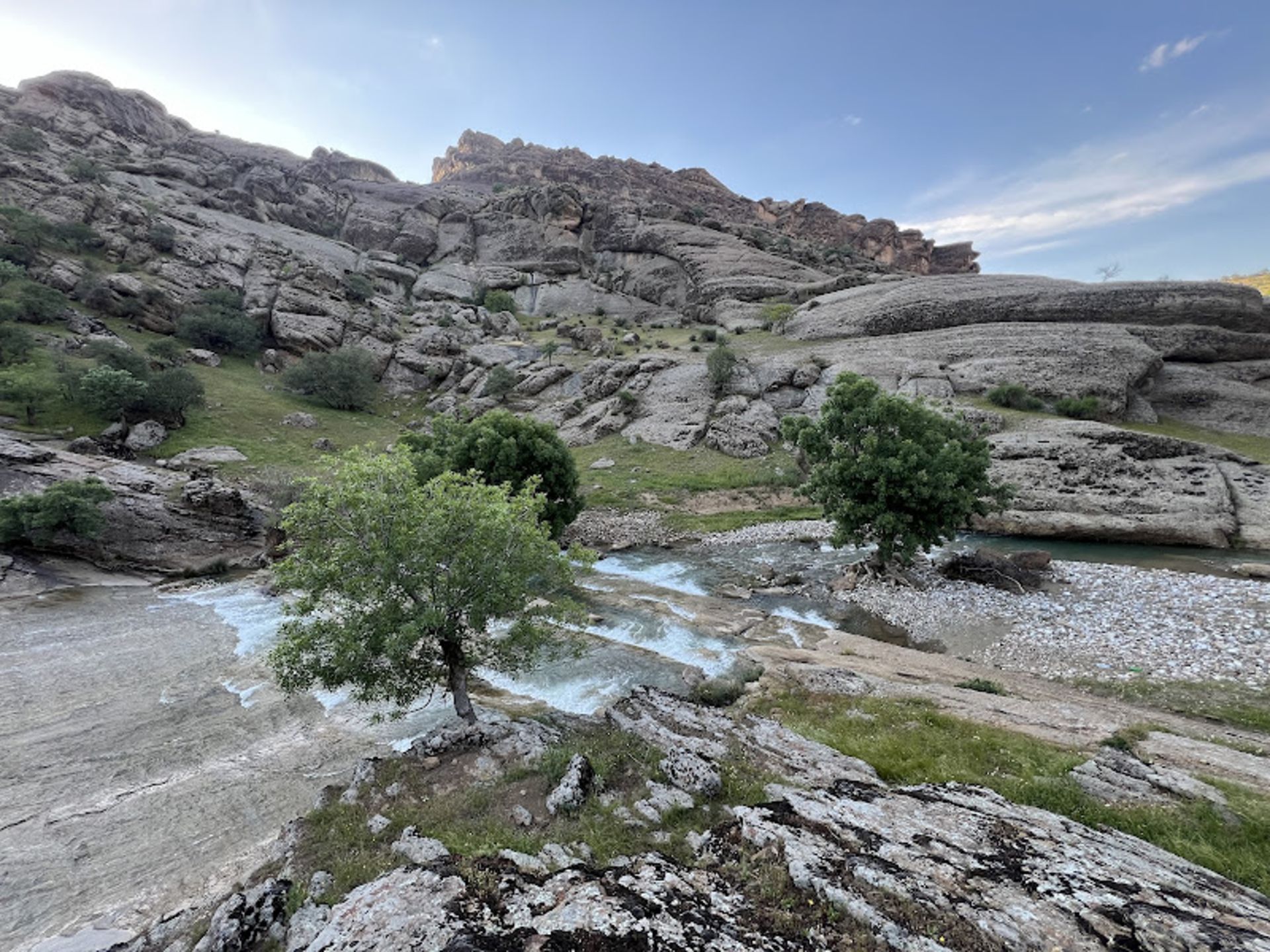 رودخانه روان و درختان در مسیر تنگه پیازه