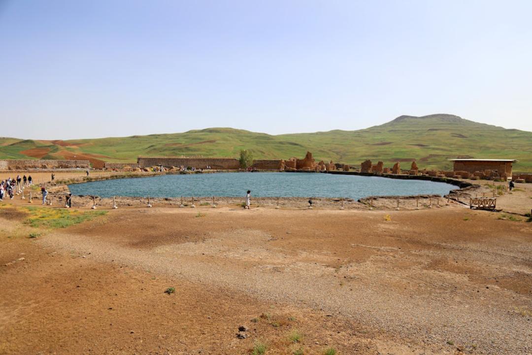 محیط اطراف دریاچه تخت سلیمان
