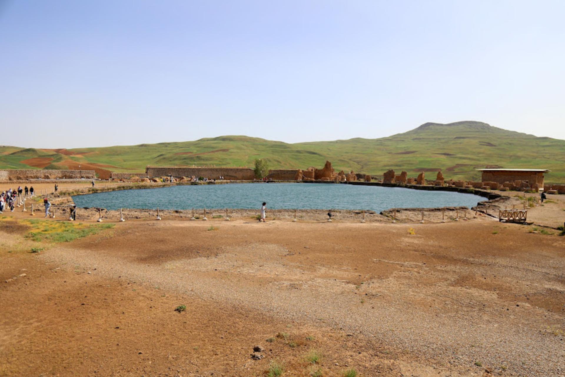 محیط اطراف دریاچه تخت سلیمان