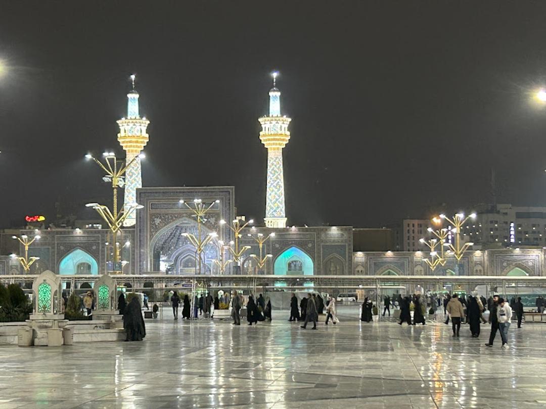 نمایی از حرم امام رضا در شب