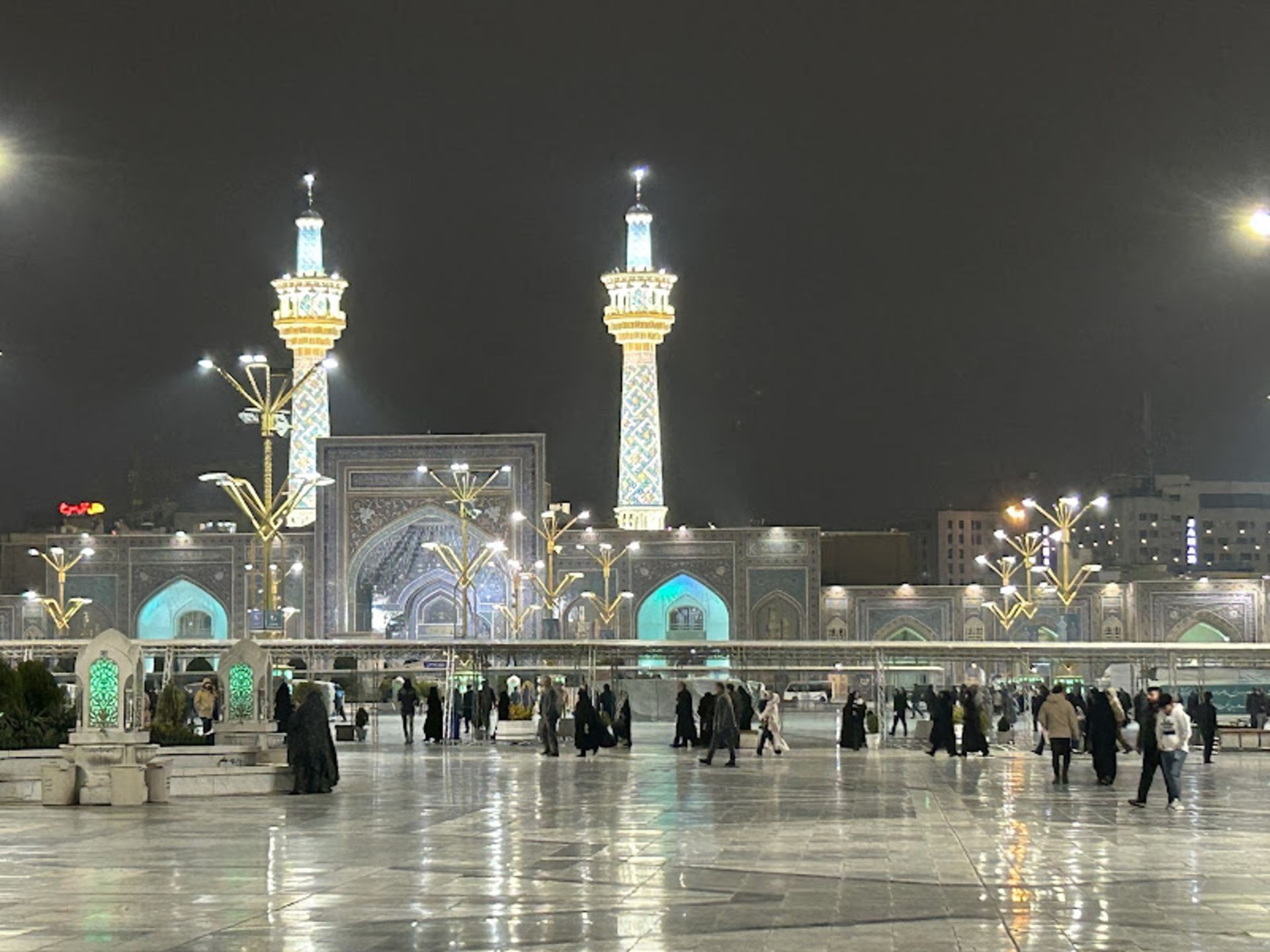نمایی از حرم امام رضا در شب