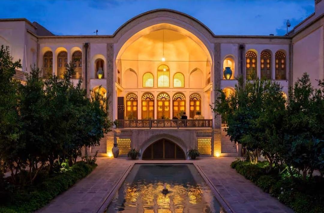 عمارت باغ فین کاشان در شب های تابستان