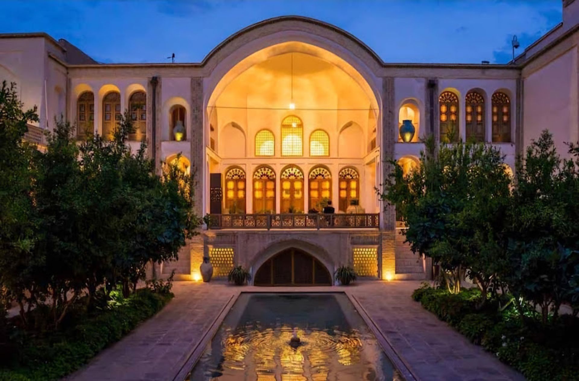 عمارت باغ فین کاشان در شب های تابستان