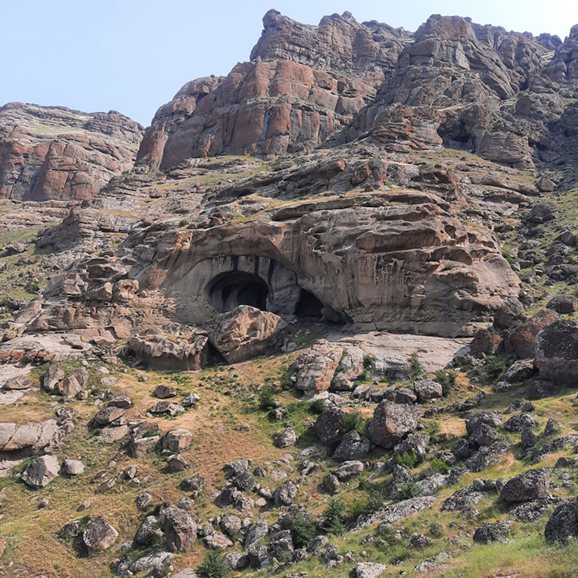 قلعه پشتاب در دامنه کوه های آذربایجان شرقی