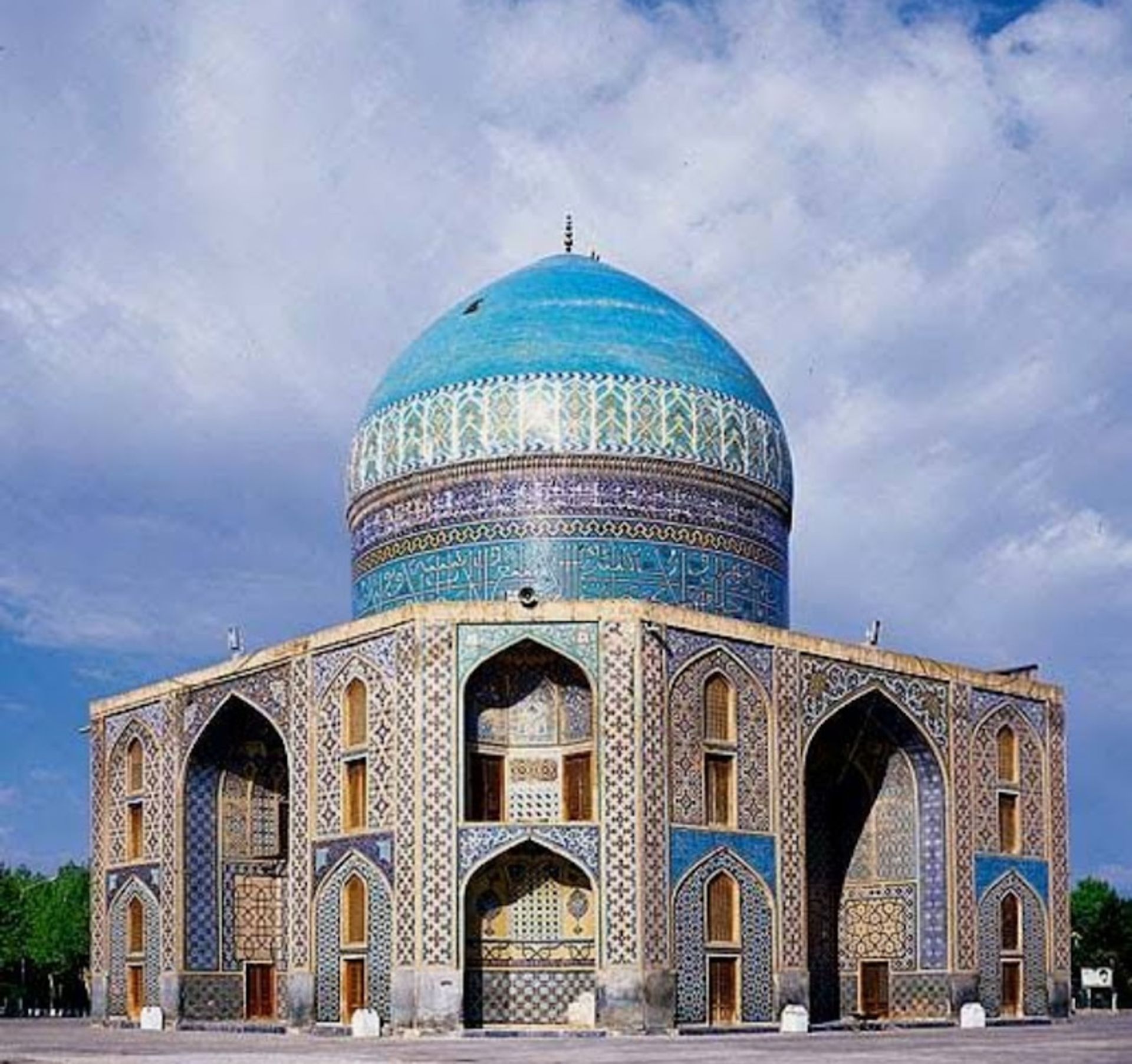 مقبره خواجه ربیع در مشهد با گنبد فیروزه ای