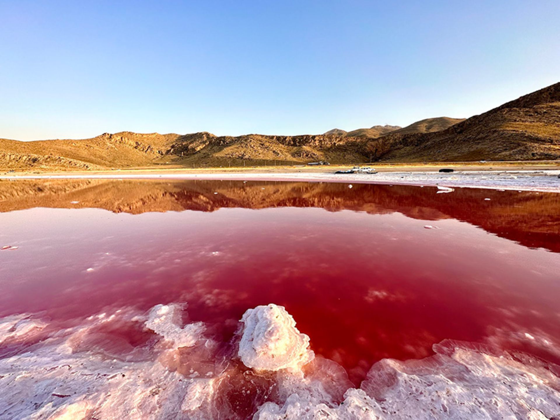 دریاچه مهارلو به رنگ صورتی