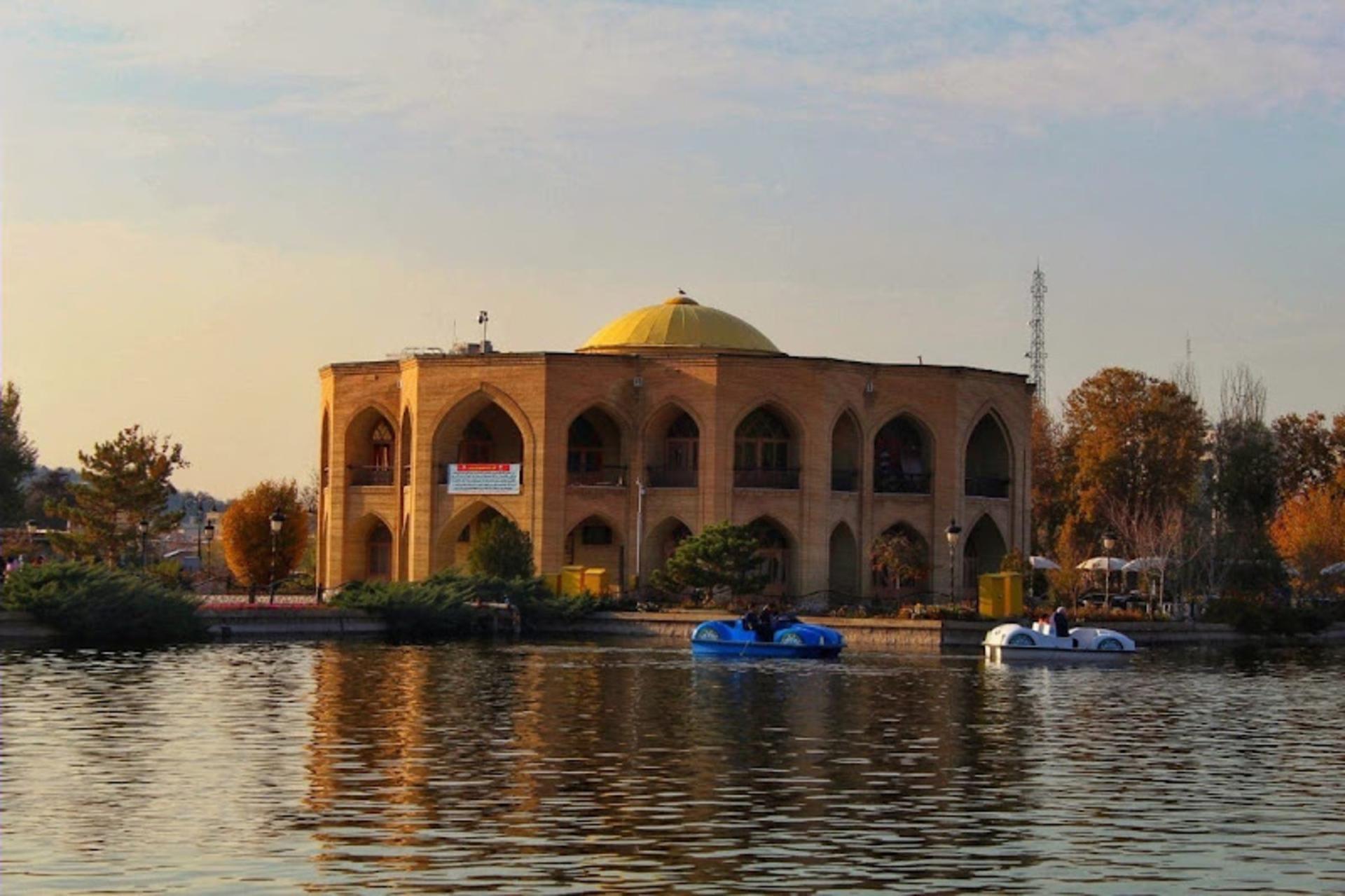 عمارت ائل گلی تبریز در فصل پاییز