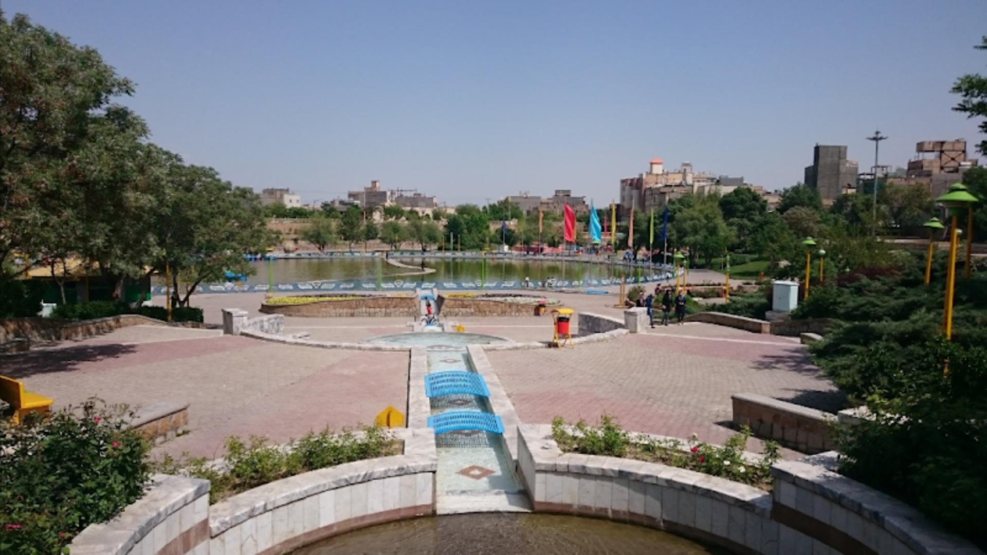 دریاچه میان پارک وحدت در روز