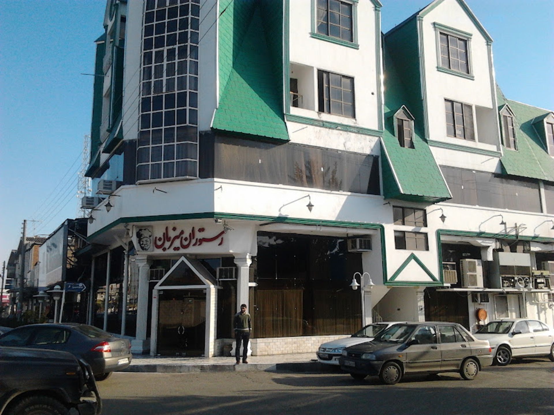 فضای بیرونی رستوران میزبان بابلسر