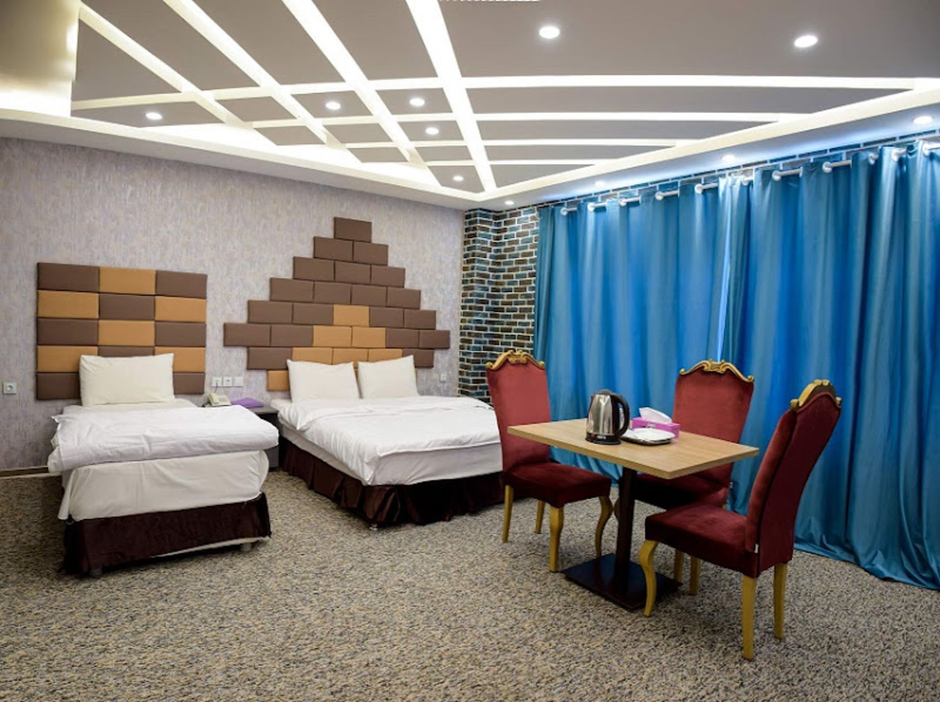 دکوراسیون آبی و قهوه ای رنگ اتاق دو تخته هتل سینگو