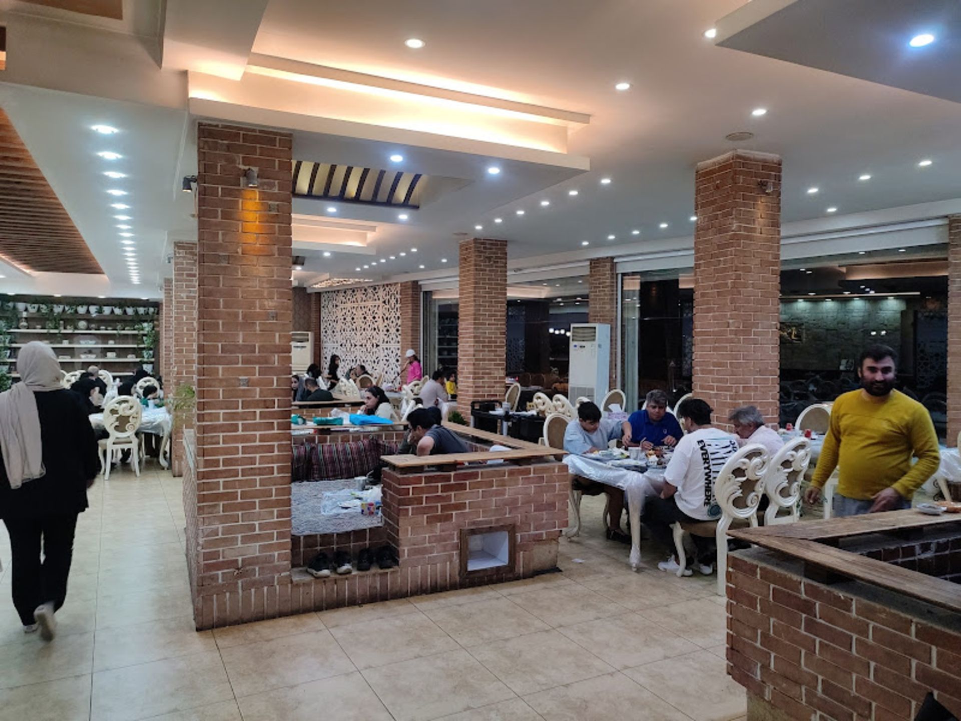 فضای داخلی رستوران هفت خوان شاهرود