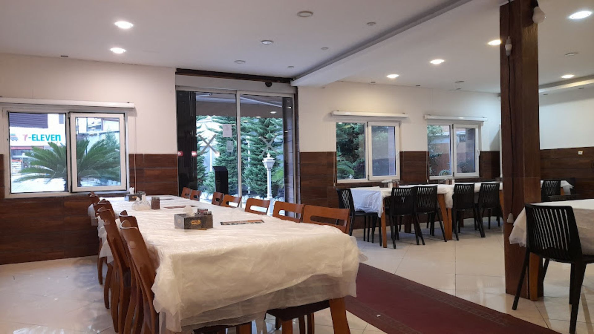 فضای داخلی رستوران سه کاج در تنکابن