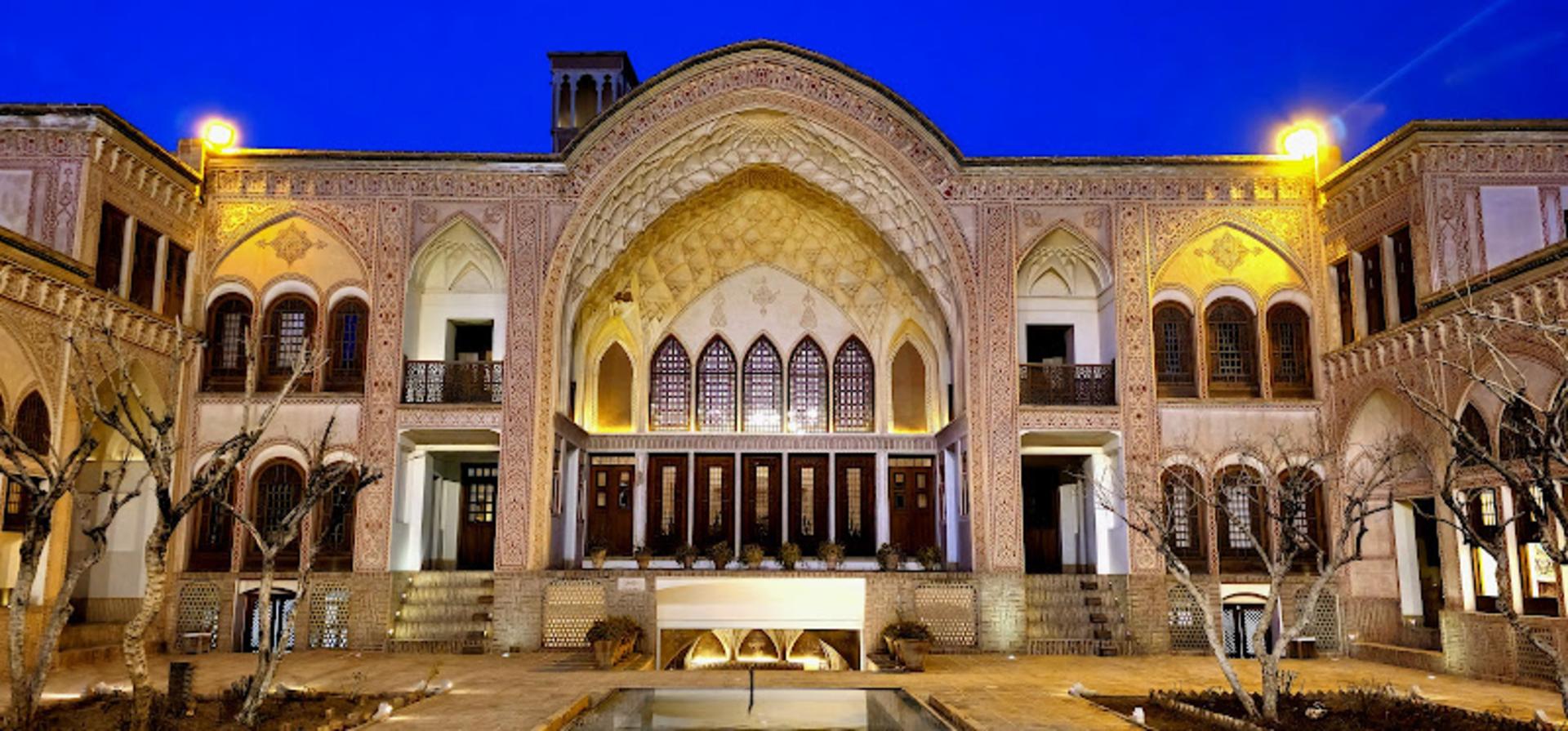 نمای بیرونی و حیاط سرای عامری ها در کاشان